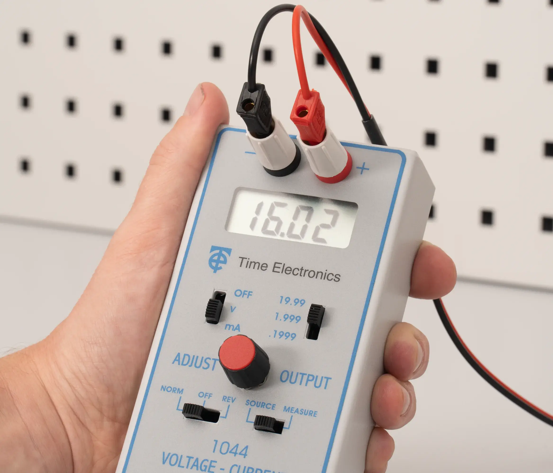 1044-voltage-current-calibrator_front